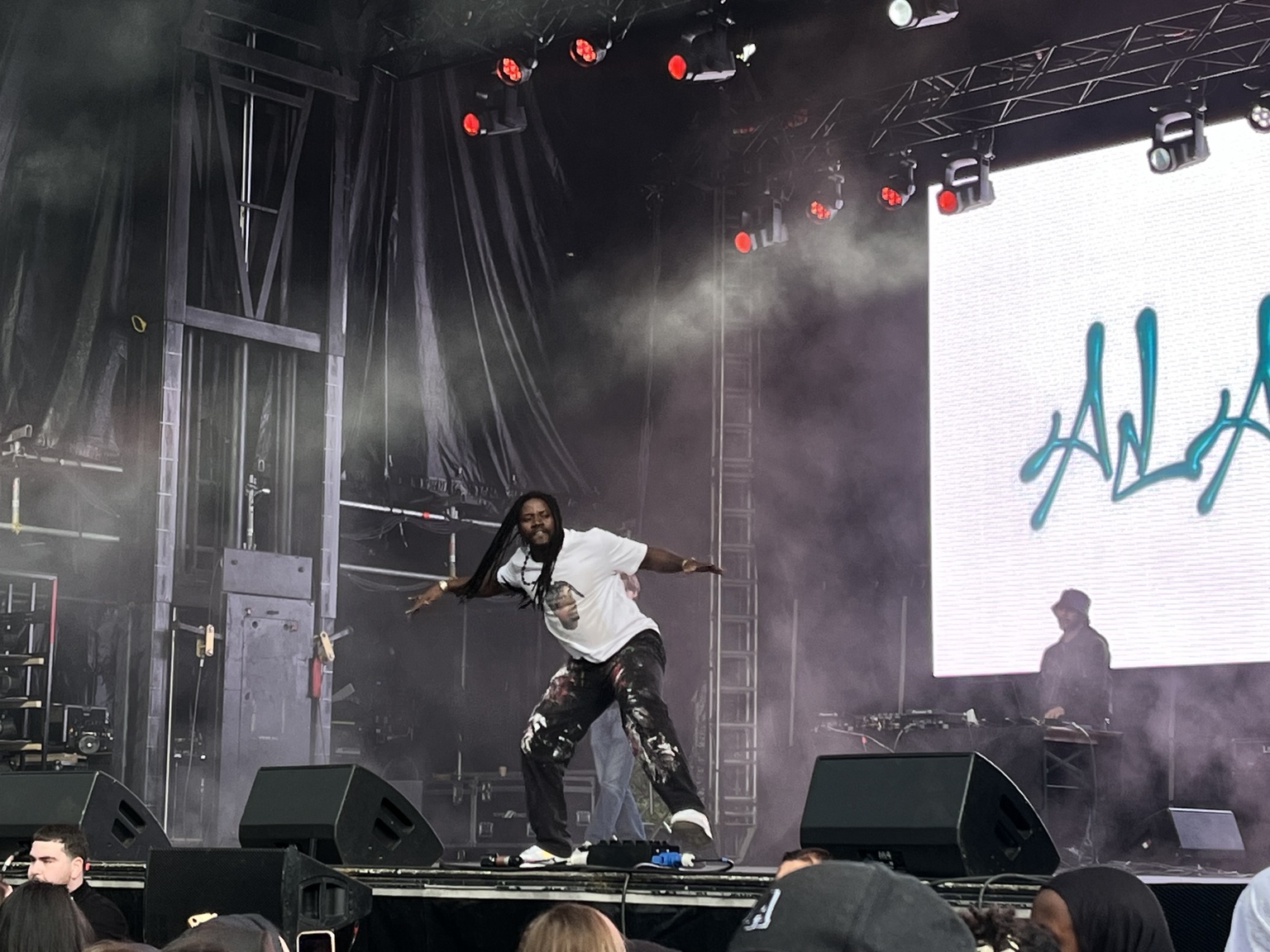 Bruce Karim dancing on stage at Rågsved festival in 2025.